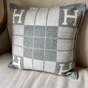 HERMES Wool Cashmere Avalon III Gray Ecru Gris Clair Small Square Pillow